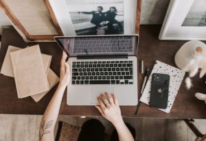 femme sur un pc portable