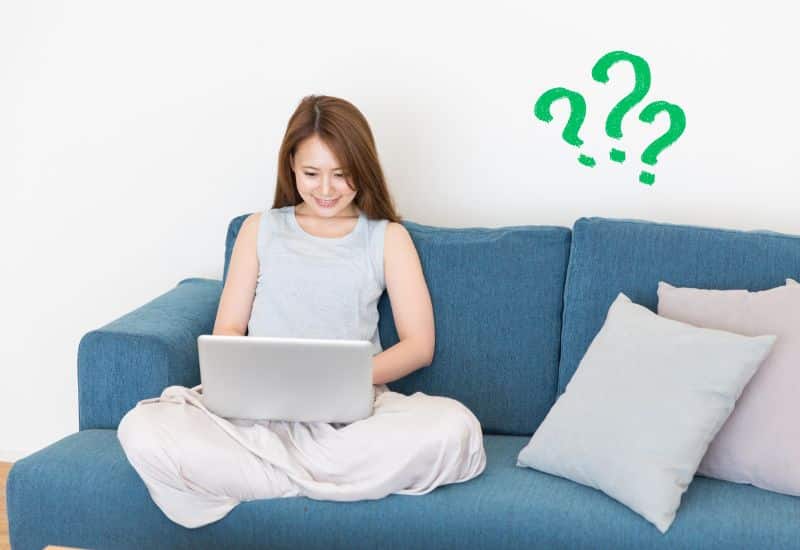 femme devant son ordi qui se questionne