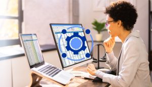 exemple d'une femme devant un ordinateur