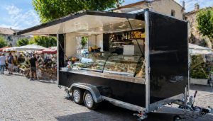 Marché animé avec camion de nourriture