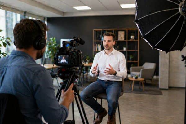 Tournage en studio moderne avec interview