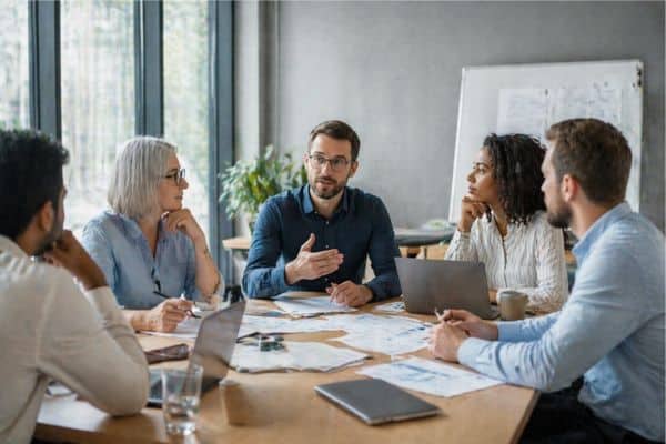 Réunion de travail dans une salle moderne
