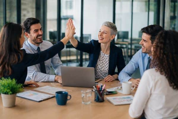 Célébration d'équipe au bureau moderne