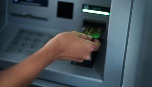 carte bancaire dans un ATM