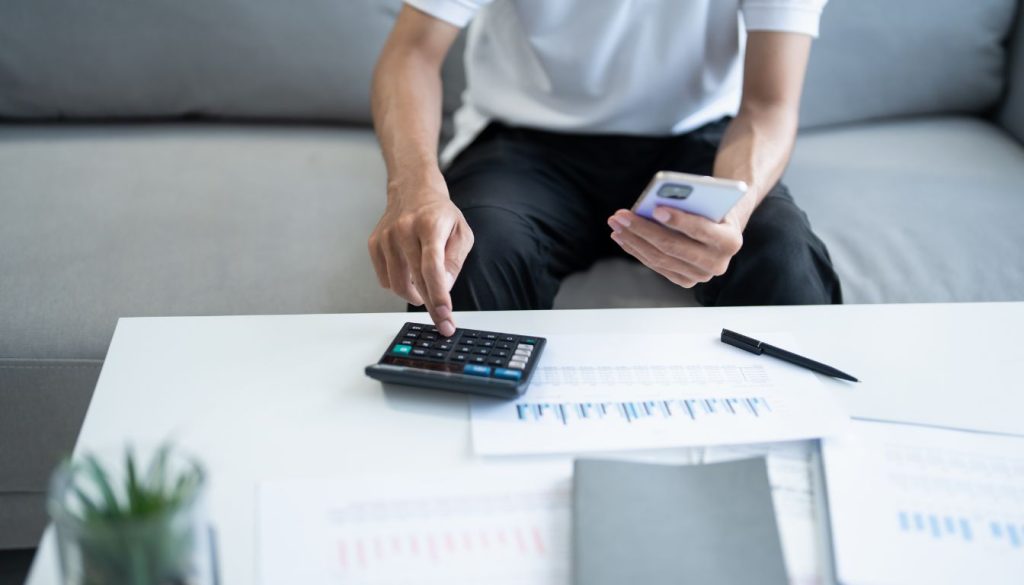 homme qui calcul pour faire une facture