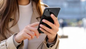 femme sur son téléphone