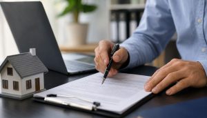 Révision de documents dans un bureau élégant