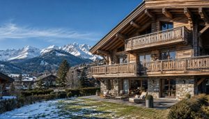 Chalet alpin sous un ciel bleu