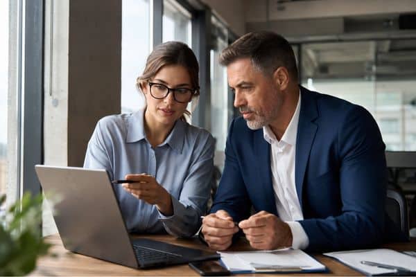 Réunion professionnelle dans un bureau moderne